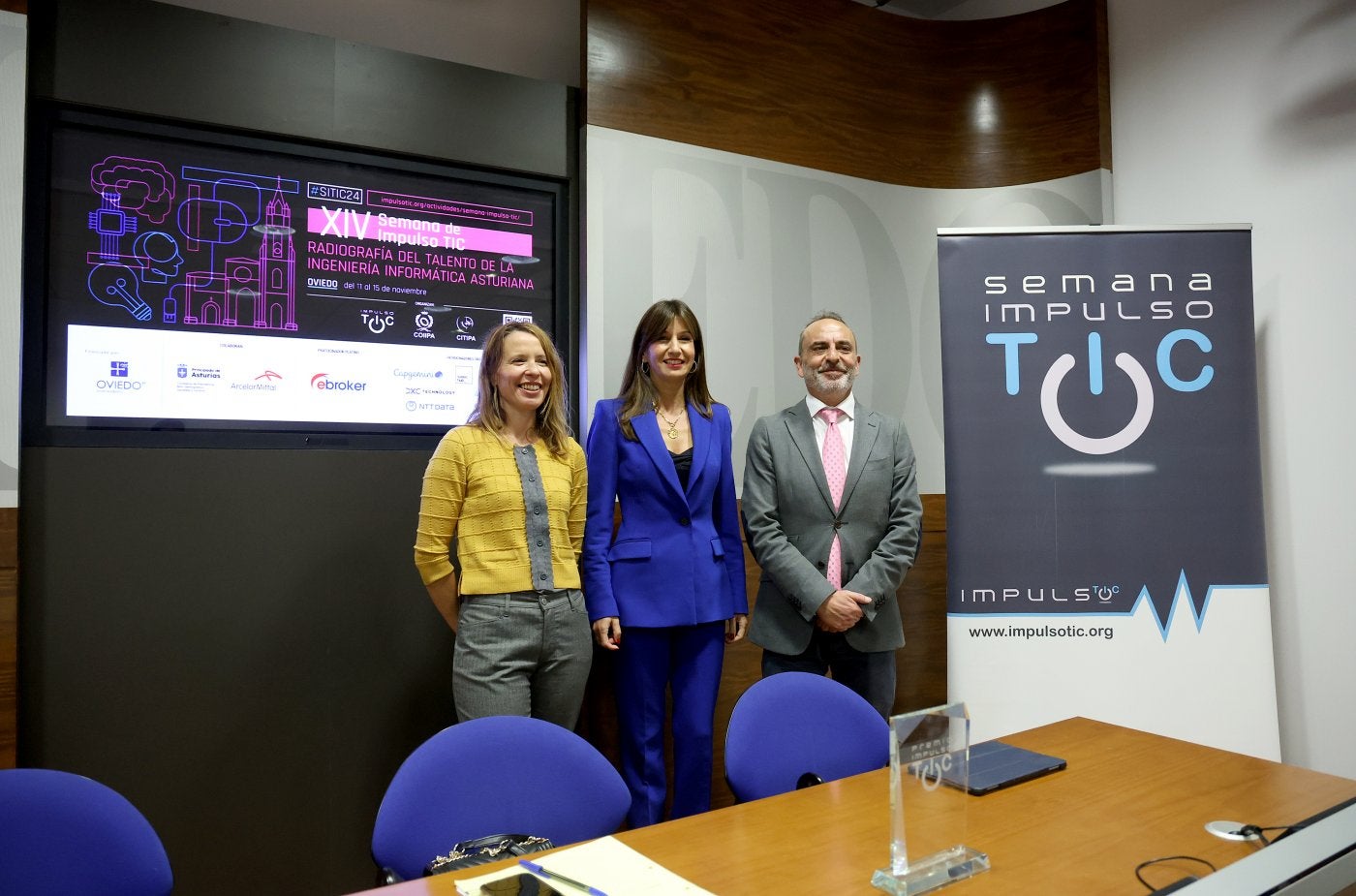 Irene Cid, Leticia González y Alberto Núñez durante la presentación de la Semana TIC de Oviedo.