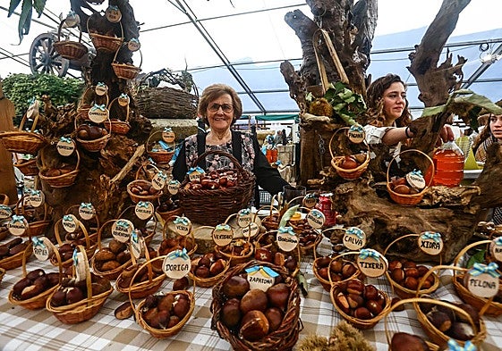 Puesto de castañas en una de las pasadas ediciones del Certamen de la Castaña de Arriondas.