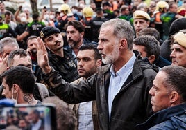 El rey, Felipe VI, durante su visita a Valencia tras el azote de la DANA.