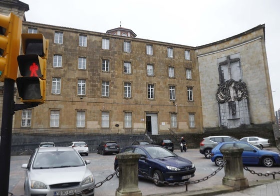 Monumento a los 'héroes del Simancas', en el colegio de la Inmaculada de Gijón.