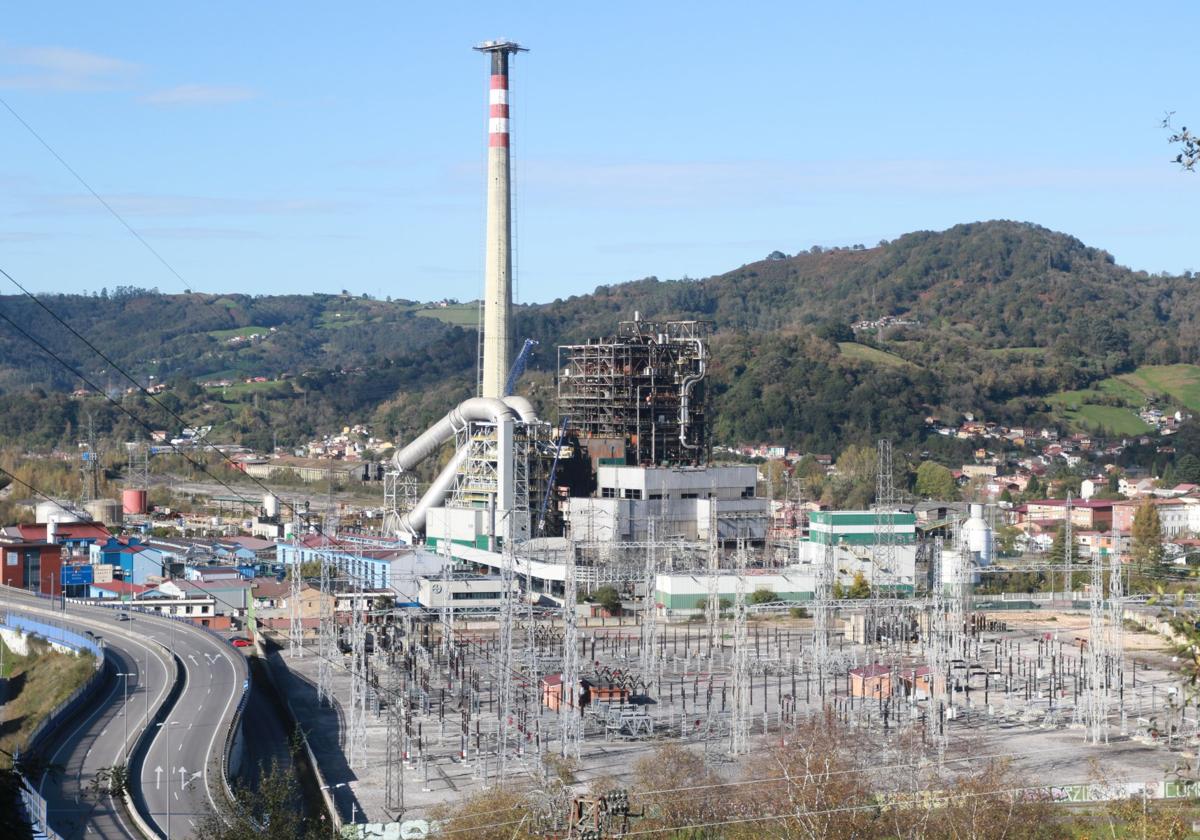 Térmica de Lada, con la estructura para hacer los cortes en lo alto de la chimenea.