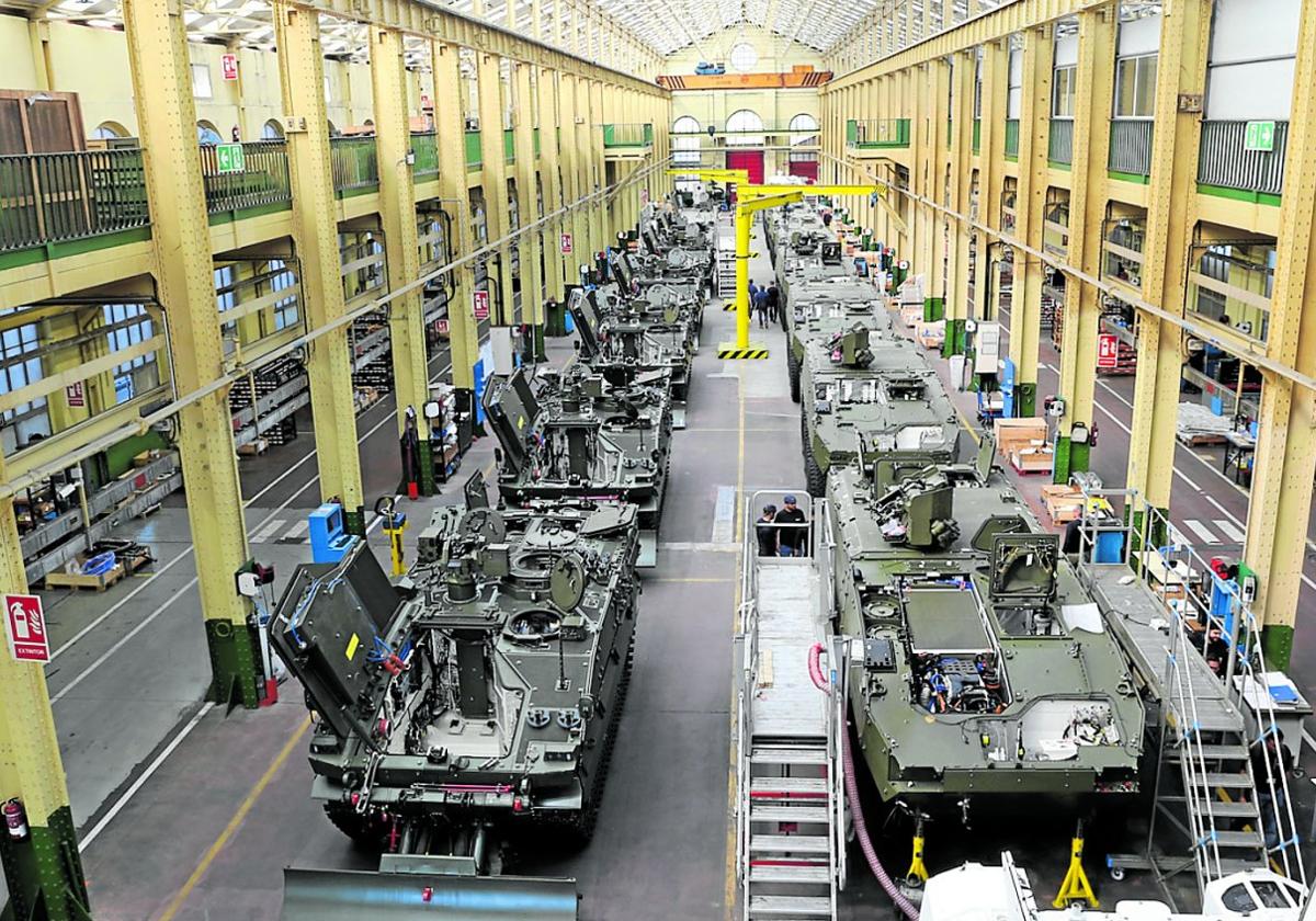 El taller de Montajes de la fábrica de armas de Trubia, donde se producen los blindados del Ejército.