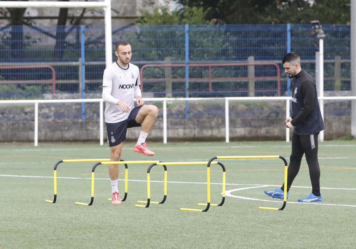 Álvaro Santamaría, en un entrenamiento reciente del Real Avilés en las instalaciones de La Toba.