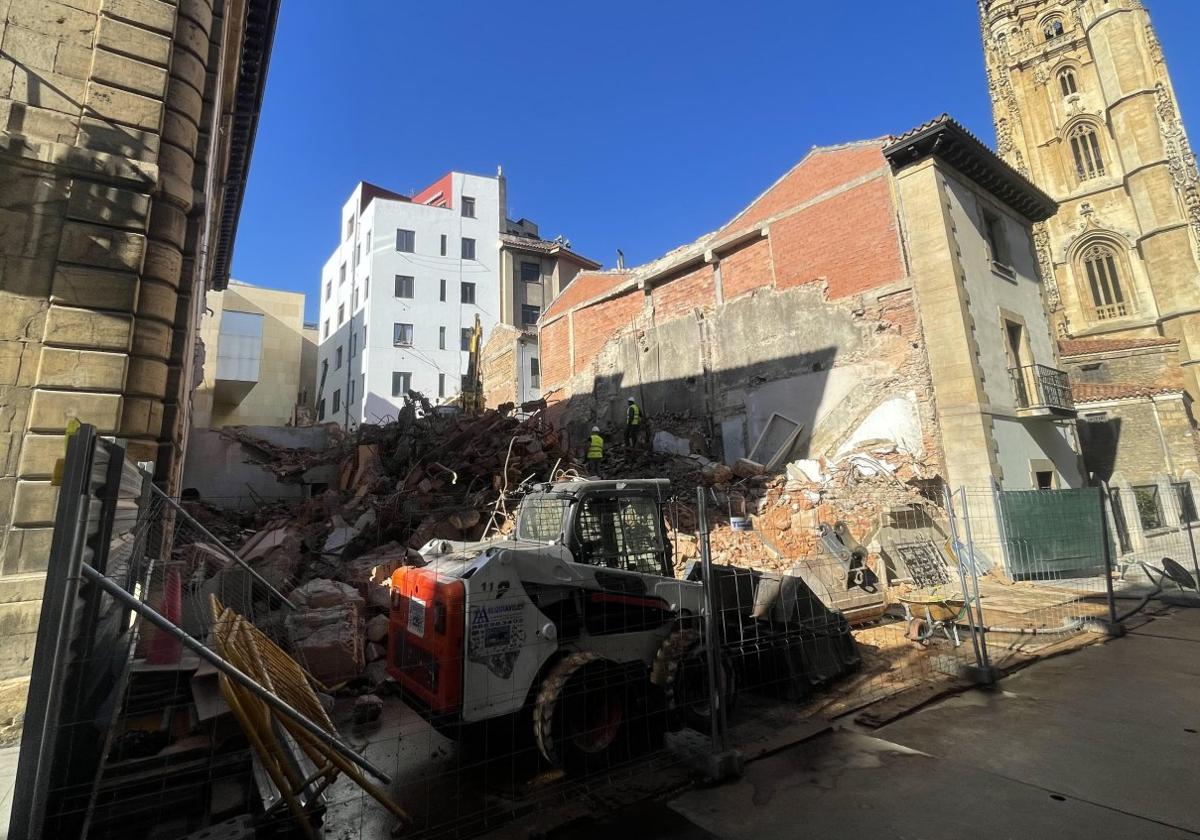 El solar, ya lleno de escombros, tras el derribo del edificio para ampliar el Museo de Bellas Artes.