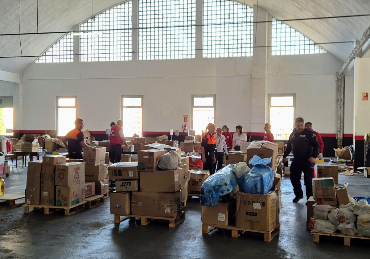 Voluntarios en el Parque Móvil de Delegación de Gobierno, donde se centraliza y organiza el envío de material.