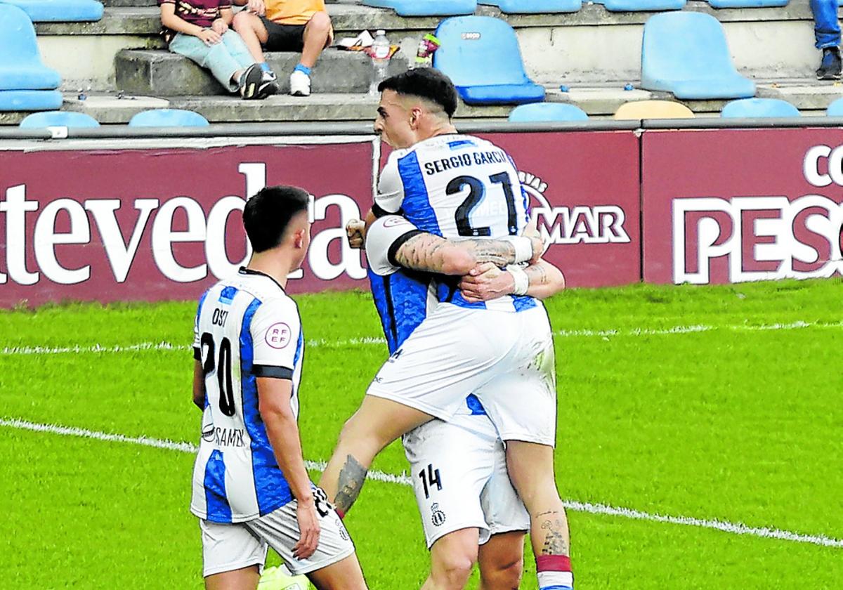 Kevin Bautista, Sergio García y Osky celebran el gol del Real Avilés en Pontevedra el domingo.