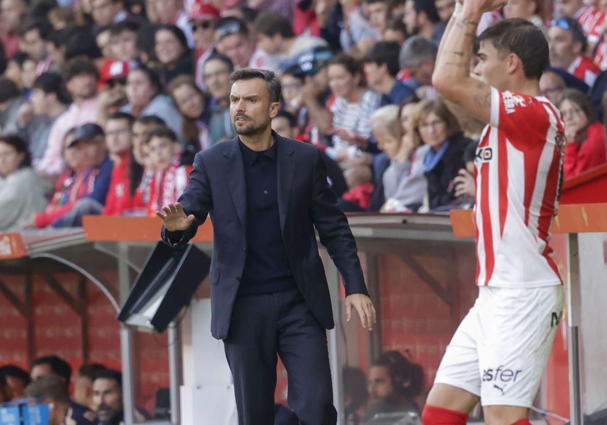 Rubén Albés, entrenador del Sporting, durante el partido contra el Cádiz en El Molinón.