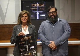 Concepción Méndez y Pelayo Mejido, durante la presentación del encuentro de esgrima histórica Fierro 2024.