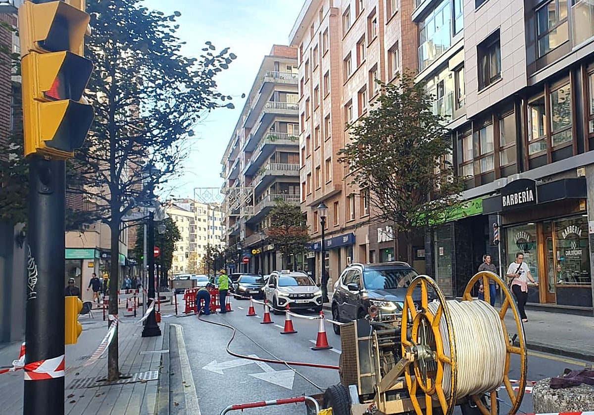 Nuevo corte de tráfico en la avenida de la Costa, en Gijón, entre las calles Evaristo Valle y Menéndez Pelayo.