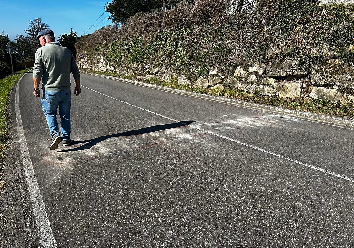 Restos del badén arrancado en la madrugada de hoy en la carretera de Somió.