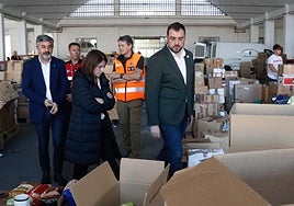 Adrián Barbón, seguido de Adriana Lastra y Alejandro Calvo, en el centro logístico de ayuda de emergencia para Valencia.