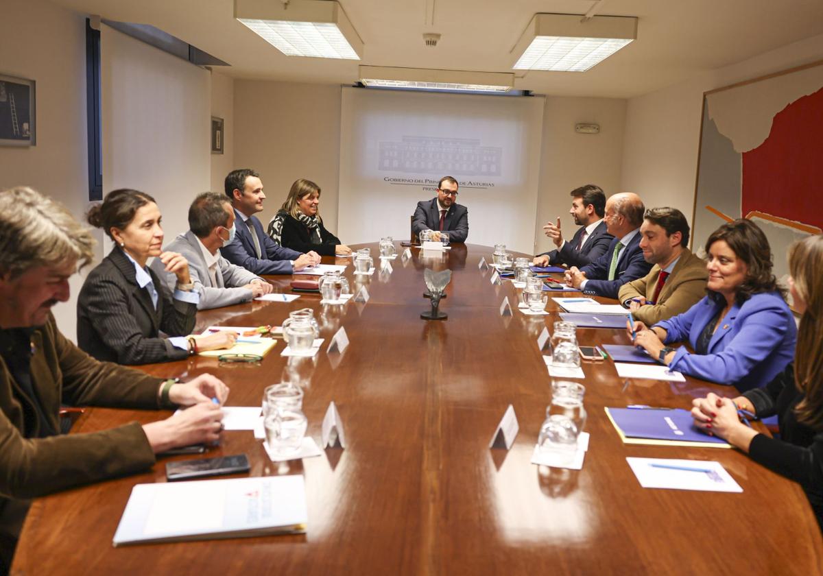 Adrián Barbón, al fondo, preside la reunión con el Gobierno, PSOE e IU-Convocatoria a la izquierda de la imagen y el PP a la derecha.