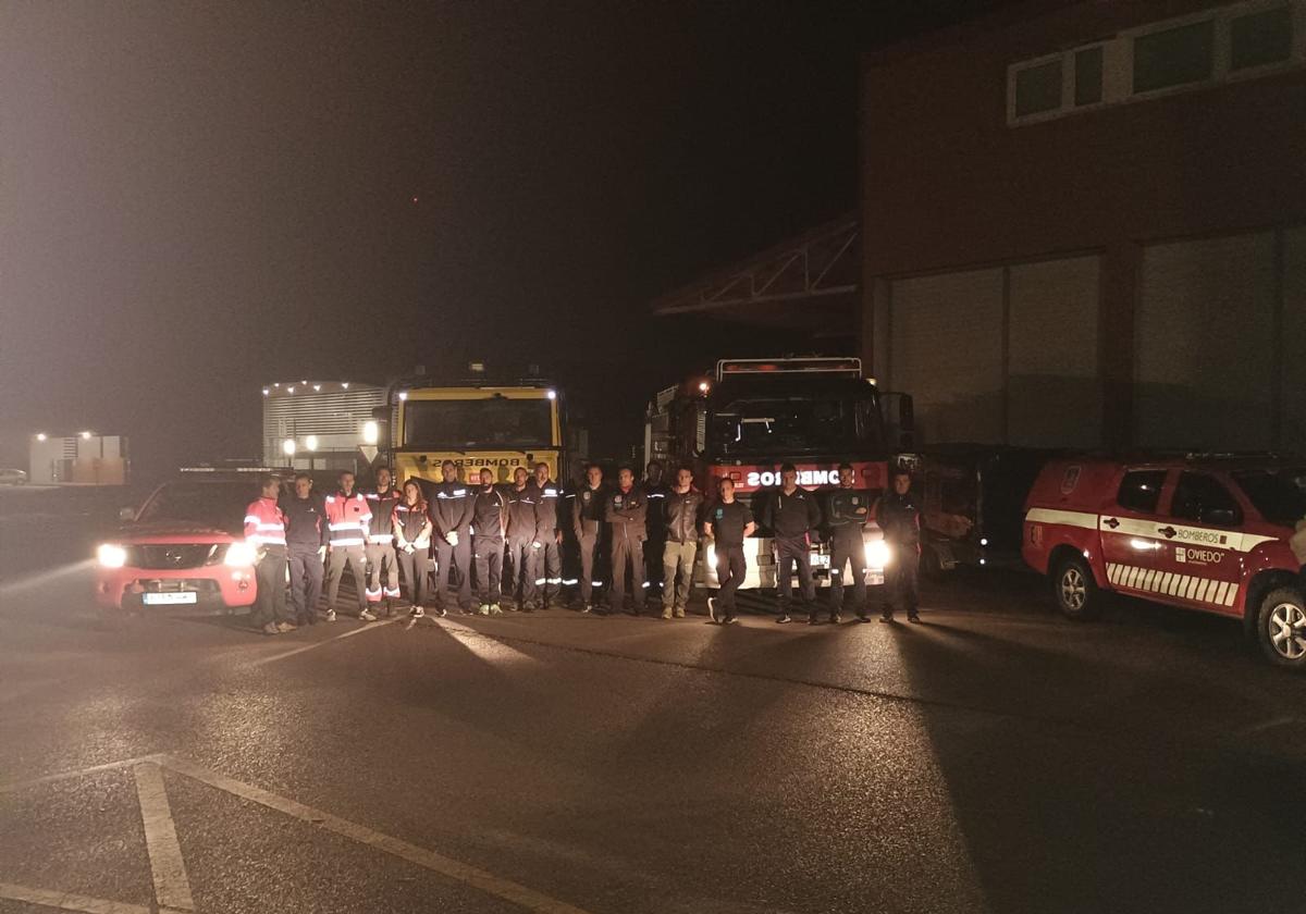 El equipo de Bomberos, antes de poner rumbo a Valencia esta madrugada.