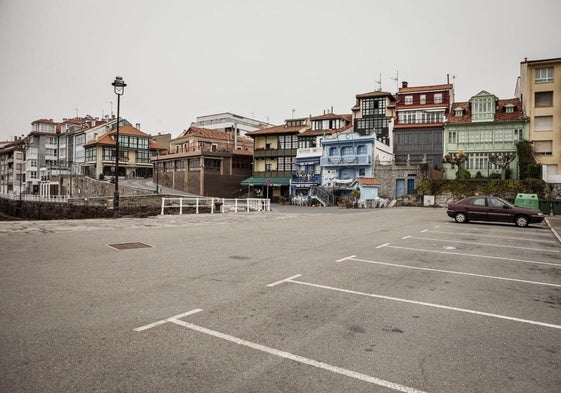 Plazas de aparcamiento en una calle de Luanco.