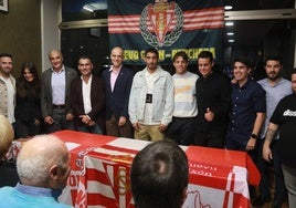 Cote, Nacho Méndez, el presidente ejecutivo del Sporting, David Guerra, y Joaquín Alonso con los representantes de la peña.