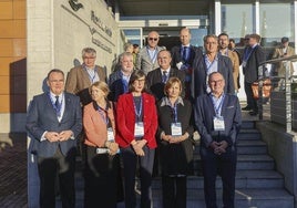 Las autoridades posan en la escalinata de entrada al edificio administrativo de la Autoridad Portuaria de Avilés.