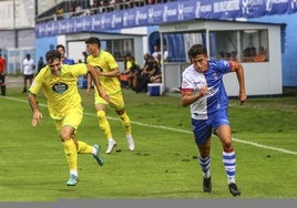 Davo avanza por la banda en el Real Avilés-Fabril que acabó en empate a dos en septiembre de 2023.