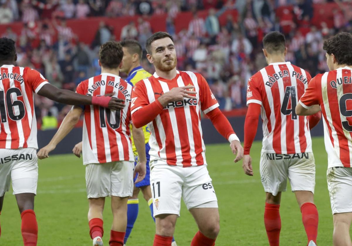 Víctor Campuzano celebra su gol ante el Cádiz, el cuarto que lleva anotado esta temporada con el Sporting de Gijón.