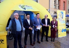 El concejal José Ramón Pando, en el centro, en la presentación de la campaña para aumentar el reciclaje en Oviedo.