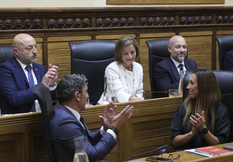 Aplausos a Fernández-Ahúja tras su despedida de la Corporación gijonesa.