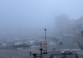 El Puerto Deportivo de Gijón, cubierto de niebla.