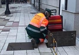 Personal de uno de los equipos de desratización que trabajan en Gijón.