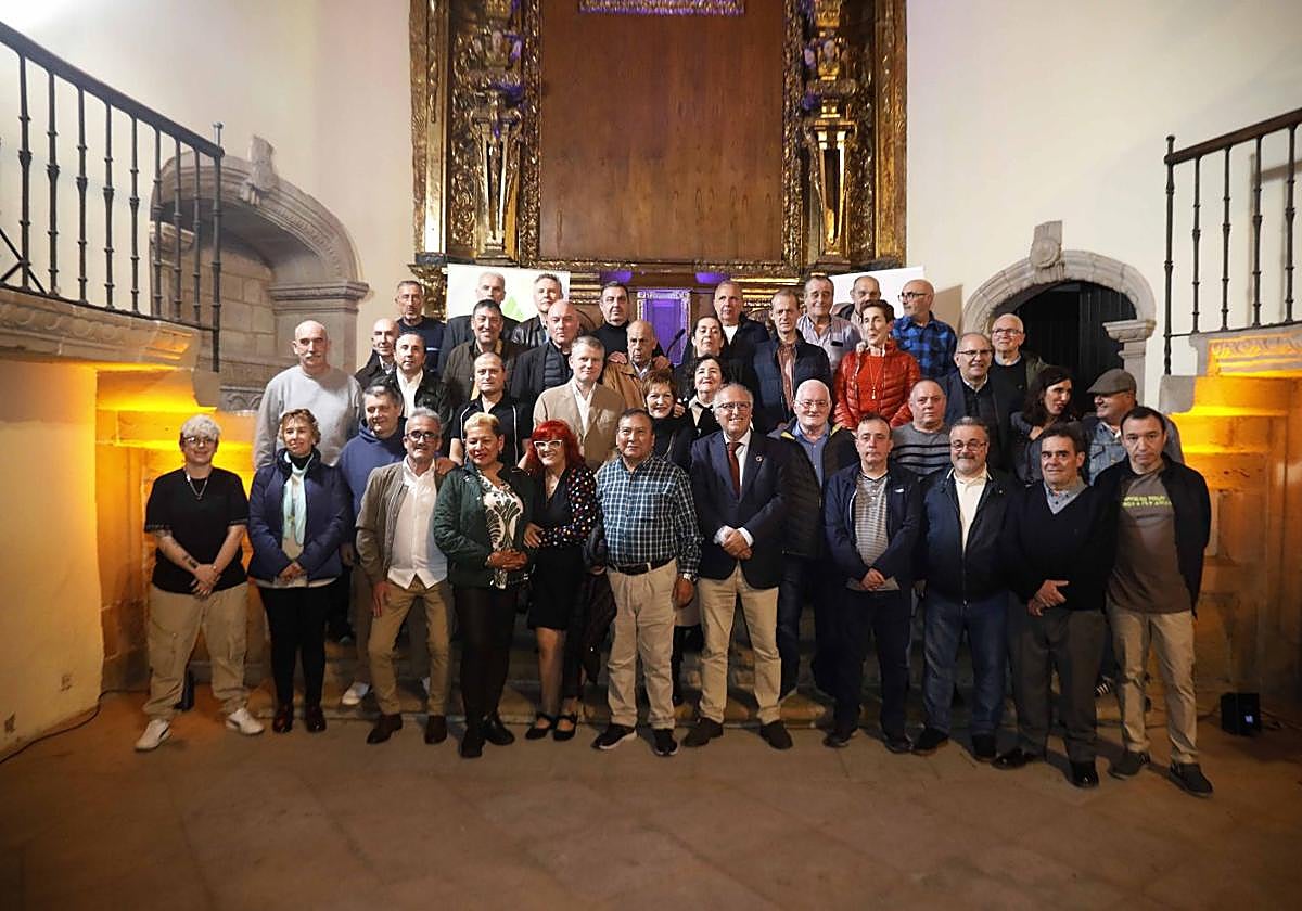 Trabajadores de Serenos Gijón posan con las autoridades en el altar de la antigua capilla.