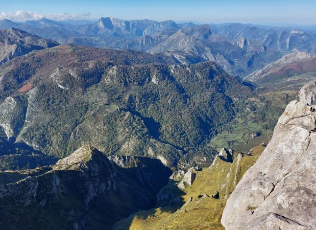 Mirando hacia el valle de Angón y al Tiatordos desde el Mirador de Ordiales