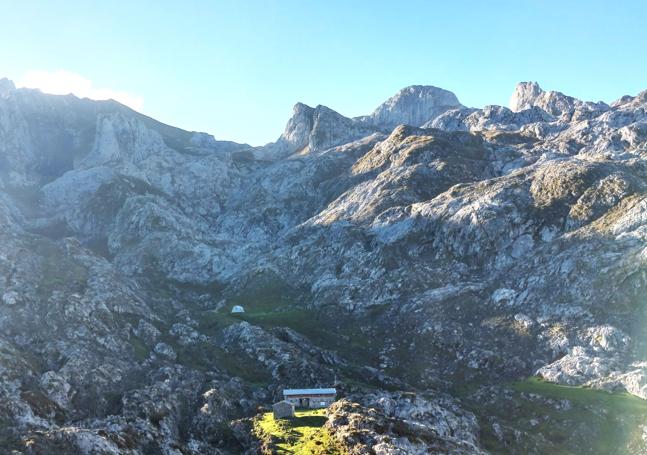 Vista a Vegarredonda nada más superar la Collada Gamonal