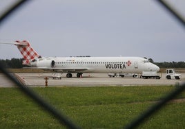 Un avión de Volotea, en el aeropuerto de Asturias.