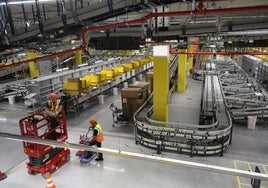 Interior del súper centro logístico de Amazon en Bobes, Siero.