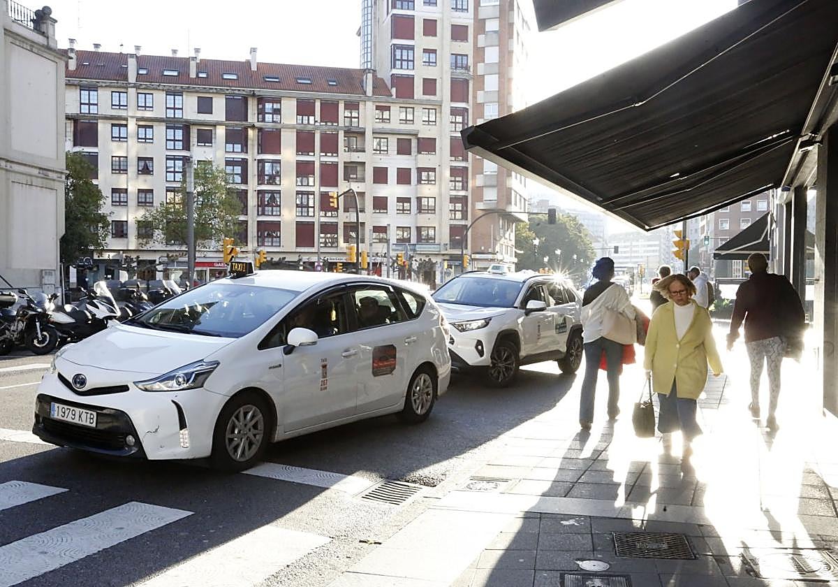 Taxis en la parada de la calle Llanes, en el centro de la ciudad.