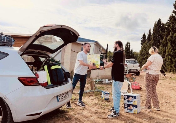 Alberto García entregando ayuda a una familia de Paiporta, nada más llegar a Chiva