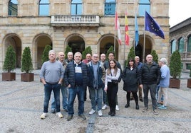 Concentración frente al Ayuntamiendo de Gijón durante el paro al mediodía.