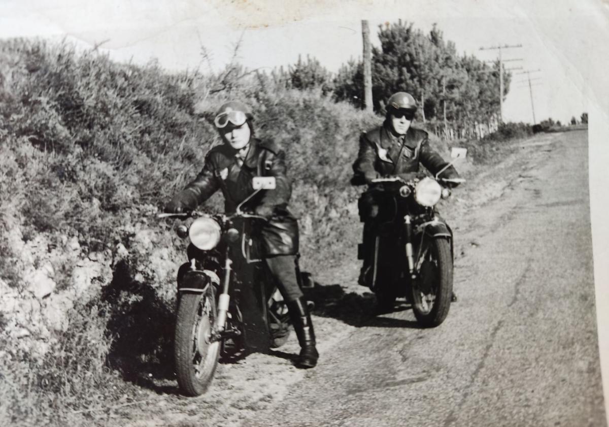 Imagen principal - Arriba, los agentes Cantabrana y Peláez en la N-634, en 1961. A la izquierda, Guardia Civil de Tráfico con Miguel Indurain en La vuelta a Asturias, el año 1996. A la derecha, dos agentes en la actualidad.