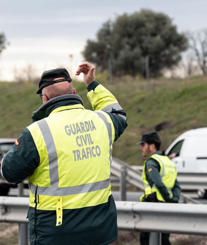 Imagen secundaria 2 - Arriba, los agentes Cantabrana y Peláez en la N-634, en 1961. A la izquierda, Guardia Civil de Tráfico con Miguel Indurain en La vuelta a Asturias, el año 1996. A la derecha, dos agentes en la actualidad.