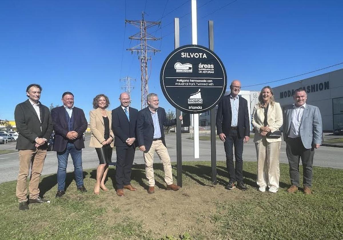 Los representantes de Irlanda, de los Países Bajos y del polígono de Silvota, en Llanera, junto al símbolo del hermanamiento.