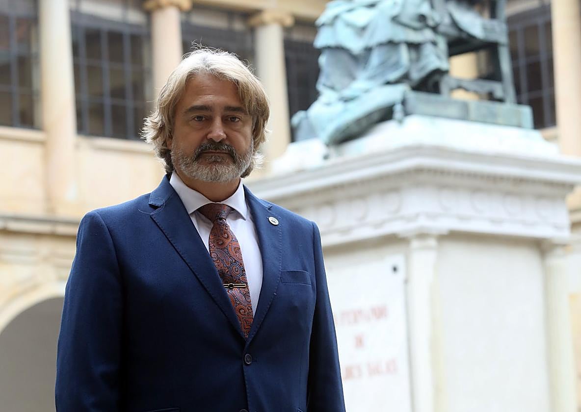 Juan Carlos San Pedro, en el Edificio Histórico de la Universidad de Oviedo.