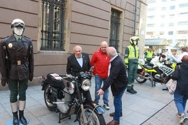 Un grupo de visitantes observa la motocicleta Sanglas 400, modelo que la Guardia Civil utilizó de 1970 a 1982 con un cilindro 423 y un peso cercano a los 200 kilos.