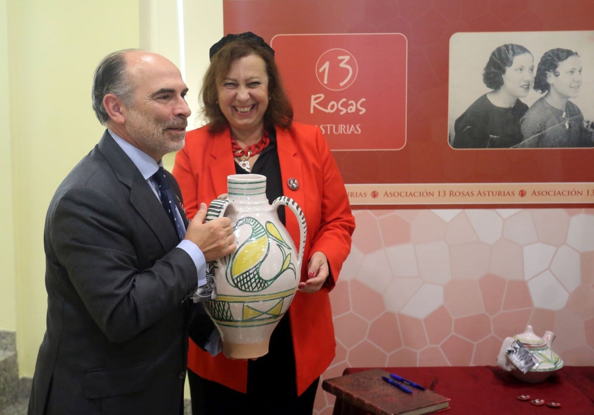 El rector de la Universidad, Ignacio Villaverde, recogió el barbón de Faro de manos de la presidenta de Trece Rosas, Laura Díez.