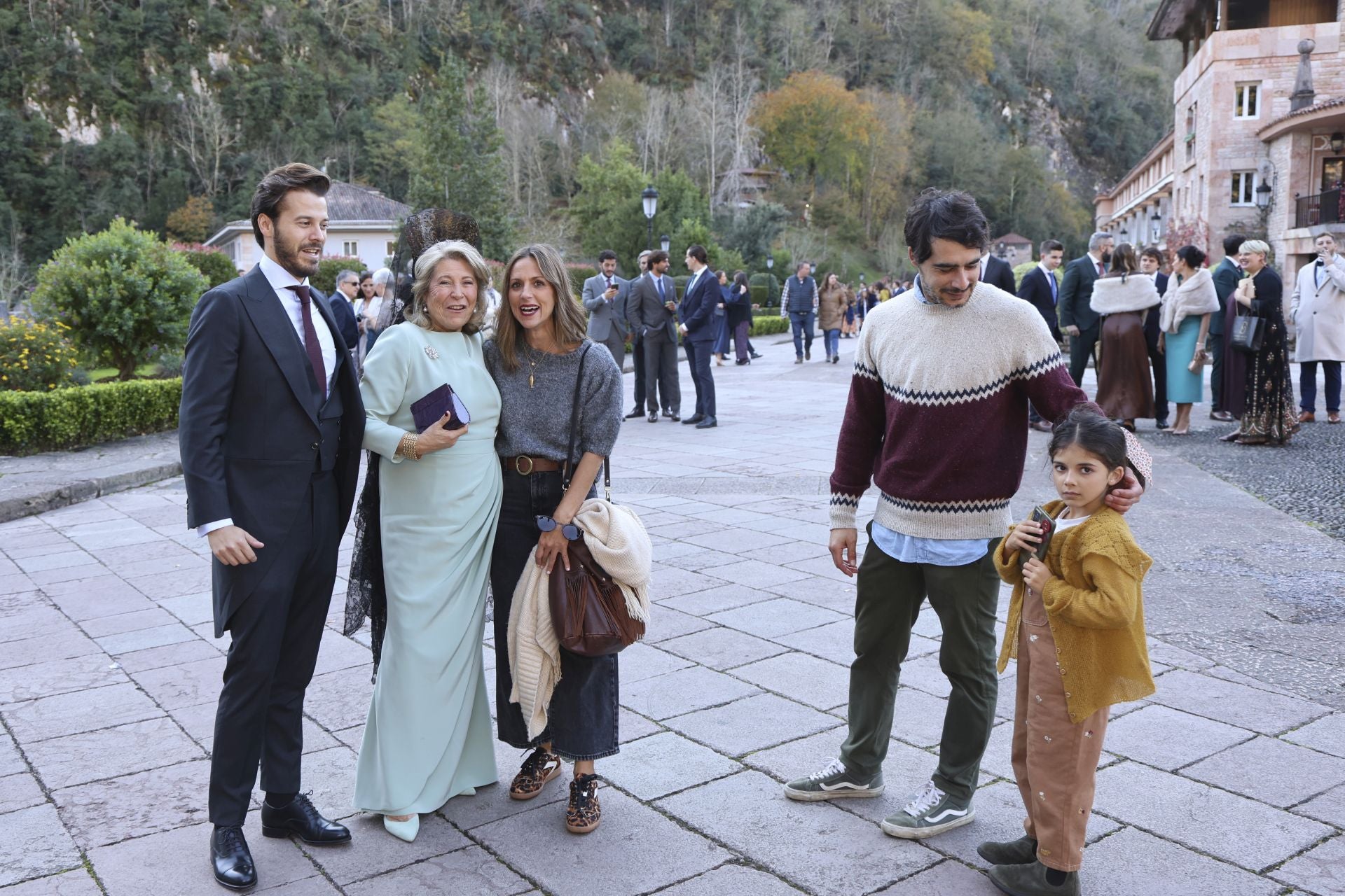 Boda de ensueño en Covadonga: Luz Cano y Alejandro Merino se casan en el Santuario