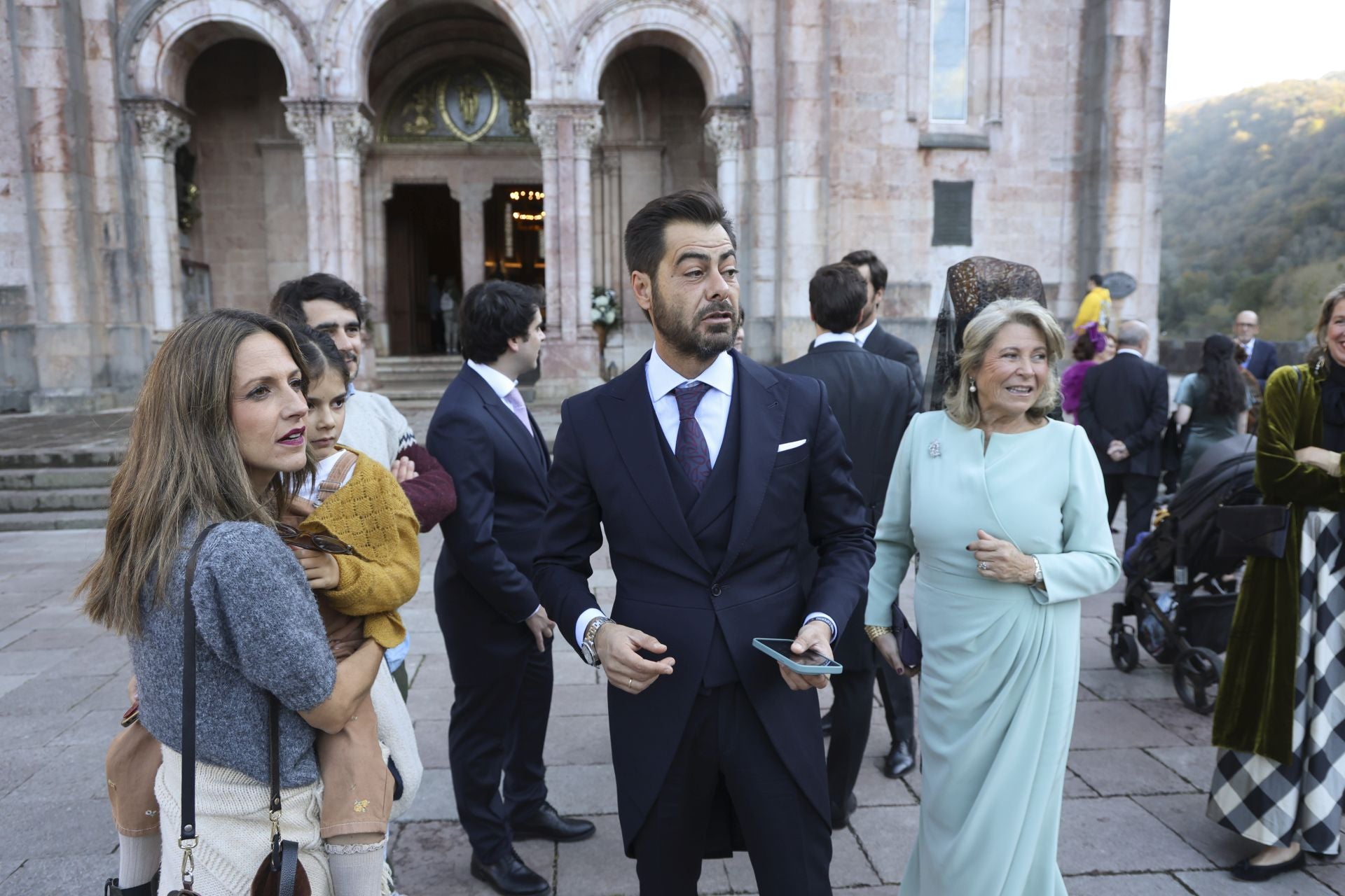 Boda de ensueño en Covadonga: Luz Cano y Alejandro Merino se casan en el Santuario