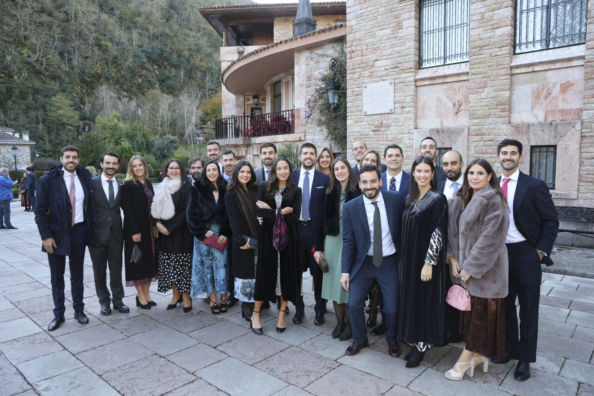 Boda de ensueño en Covadonga: Luz Cano y Alejandro Merino se casan en el Santuario