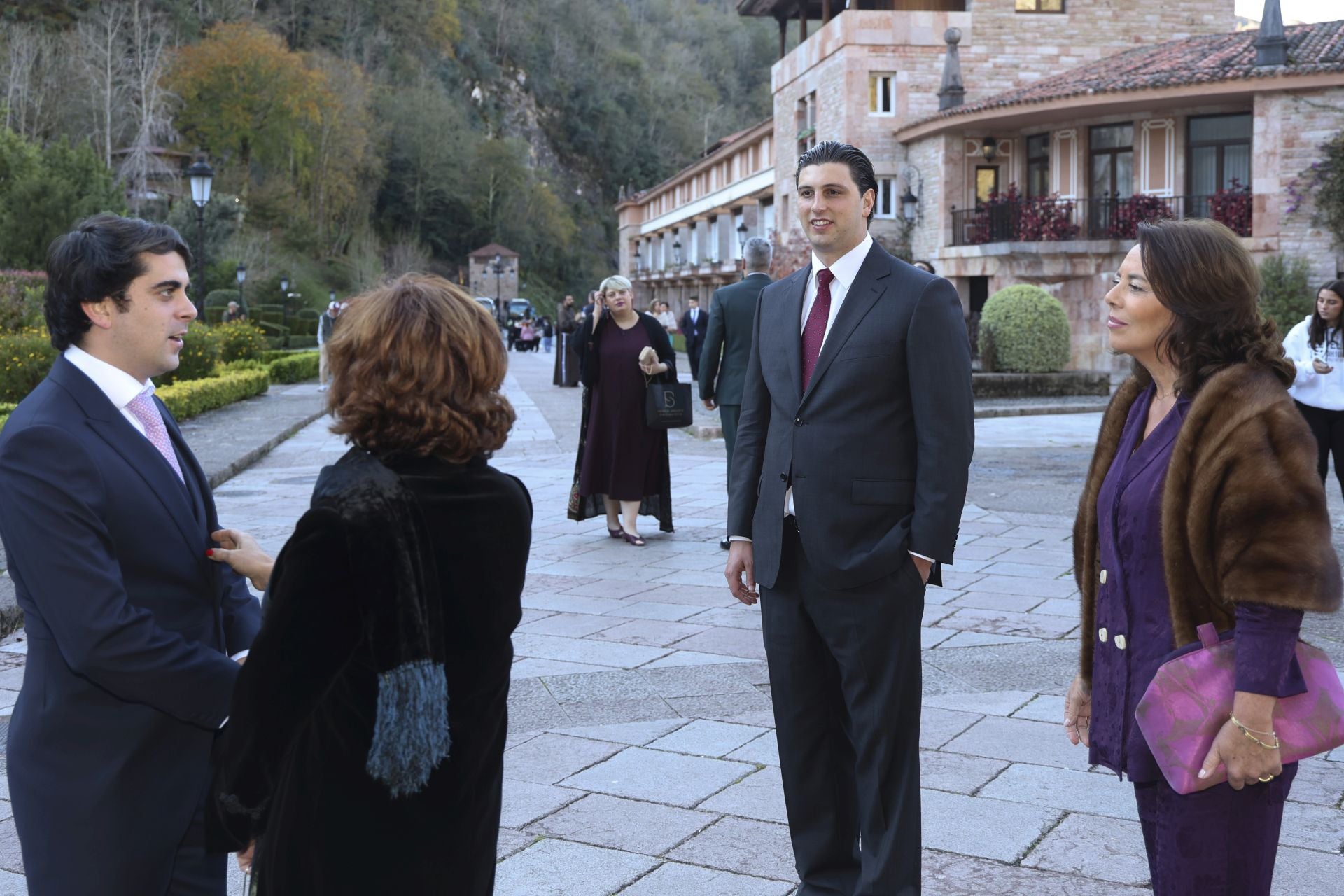 Boda de ensueño en Covadonga: Luz Cano y Alejandro Merino se casan en el Santuario