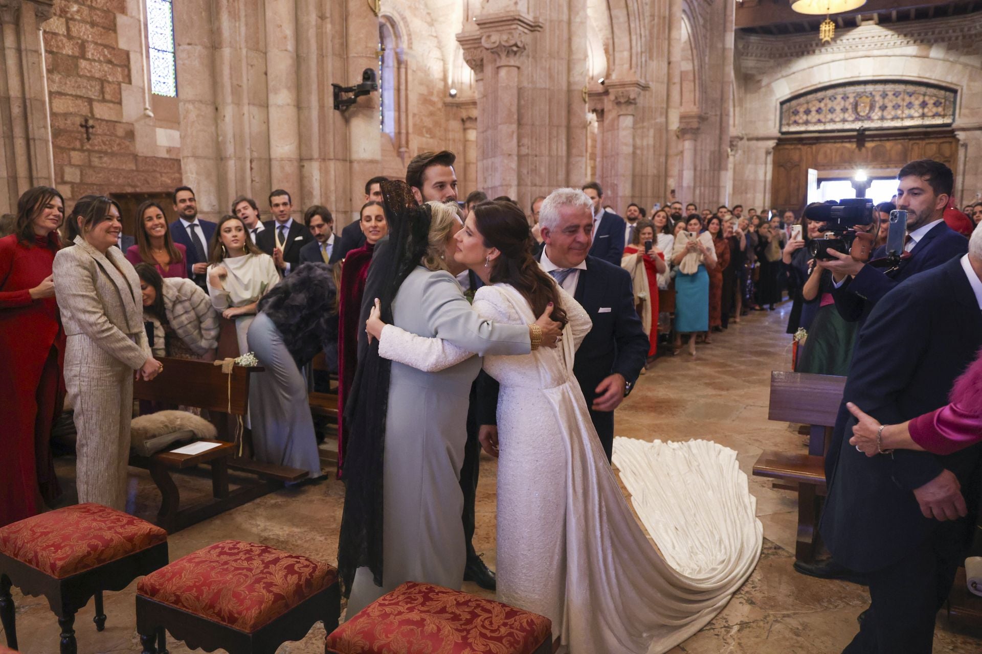 Boda de ensueño en Covadonga: Luz Cano y Alejandro Merino se casan en el Santuario