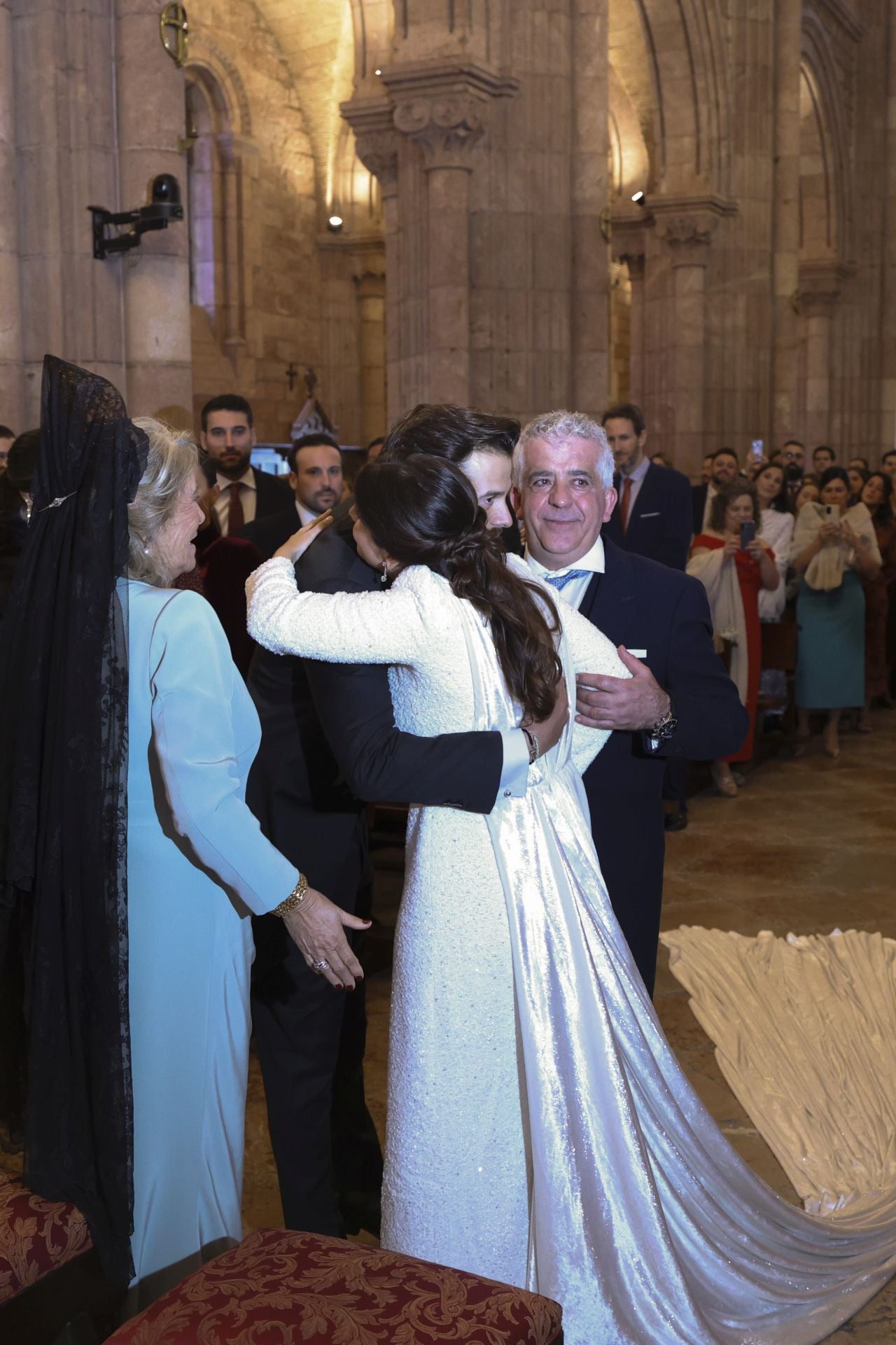 Boda de ensueño en Covadonga: Luz Cano y Alejandro Merino se casan en el Santuario