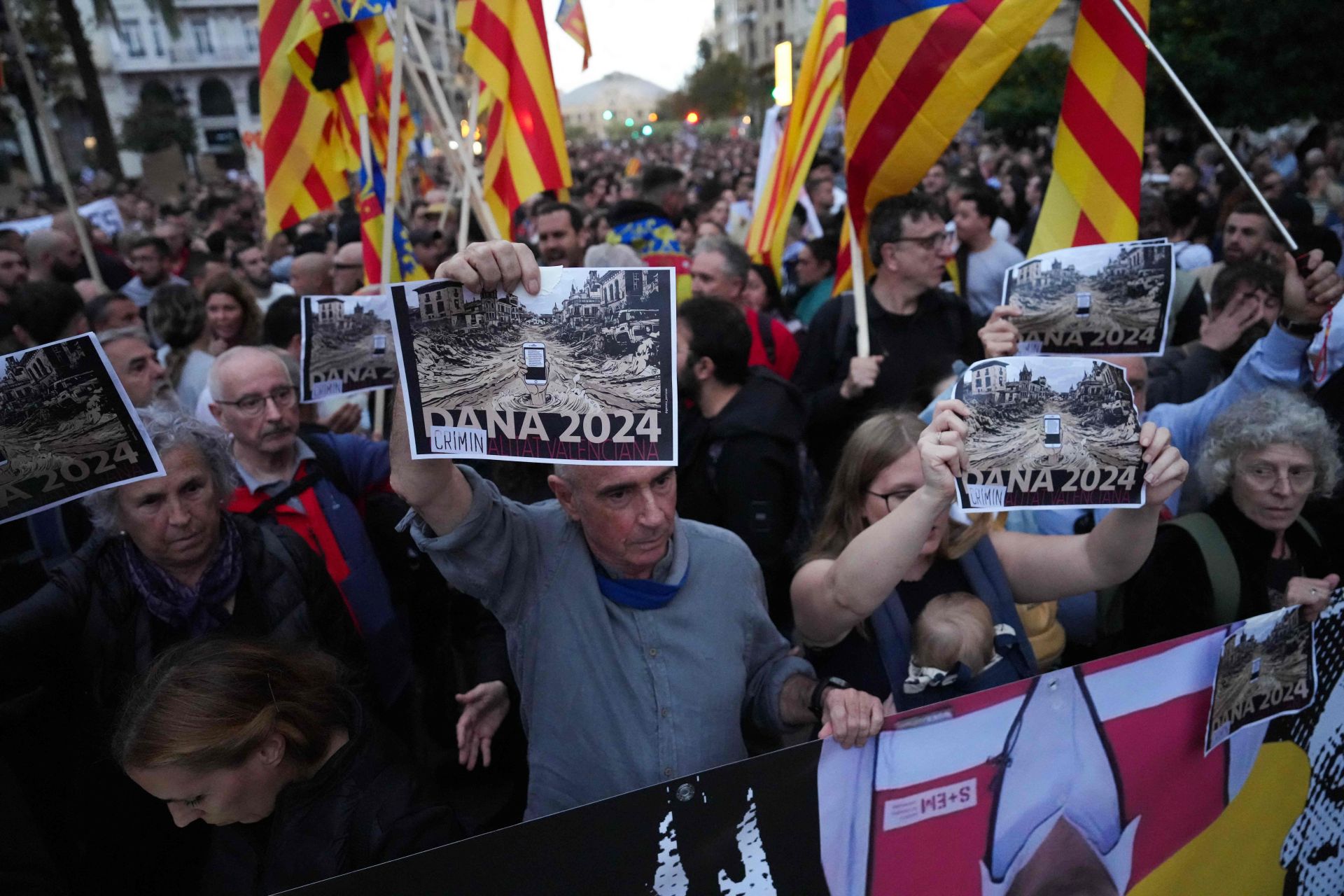 Así ha sido la multitudinaria manifestación en Valencia contra Carlos Mazón