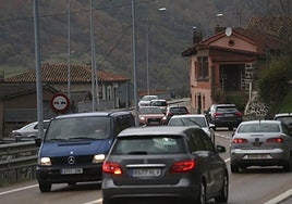 Vehículos, ayer, en la N-630 a su paso por la localidad de Pajares.