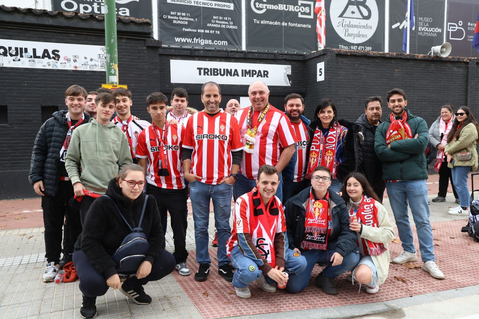 La afición del Sporting inunda Burgos de rojiblanco