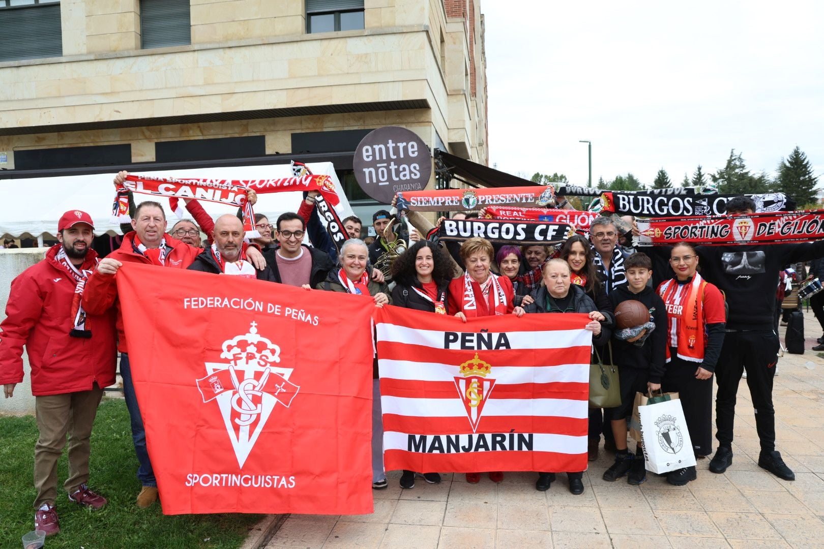 La afición del Sporting inunda Burgos de rojiblanco